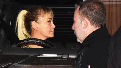 Sergen Yalçın yakalanmamak için arka kapıdan taksiye binerek kaçtı. Yanındaki kadın arkadaşı dakikalarca direksiyon başında bekledi