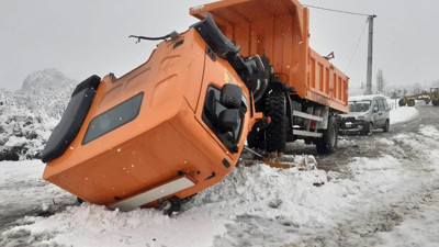 Konya’da karla mücadele kamyonu kaza yaptı: 2 yaralı
