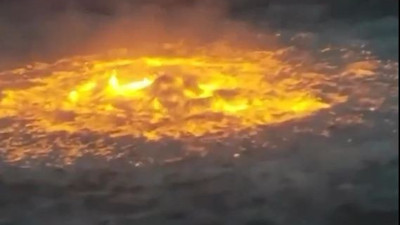 Denizin ortasında yanardağ gibi patladı. Görenler gözlerine inanamadı