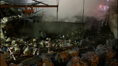 İstanbul’da geri dönüşüm deposu alev alev yandı