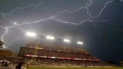 Maç oynanırken yıldırım düştü. 2 futbolcu öldü