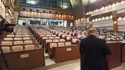 İBB Meclisi'nde deprem konuşulurken AKP sıraları. Sonra 'Kader' denilecek