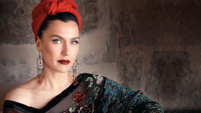 Deprem travmasını atlatmaya çalışan oyuncu Şevval Sam: İşimize tutunmuş vaziyetteyiz...