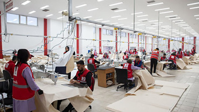 Kızılay çadır fabrikasını AKP'li isme kiralamış. Kızılay da satın aldığı çadırları yardım kuruluşlarına satıyor