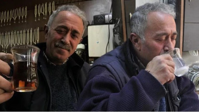 Gören şaşkına dönüyor. Çayına şeker yerine bakın ne atıyor