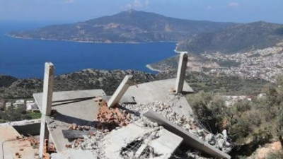 Turizm merkezinde kaçak yapılar yıkılıyor