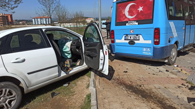Otomobil minibüse çarptı: 1'i ağır 5 yaralı