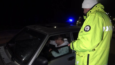 Alkolmetreyi üflemek yerine yutmaya çalıştı