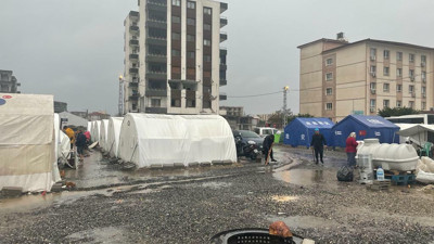 AFAD afetlerde ne yapacağını bilmiyor. Çadırların nerede ve nasıl kurulacağını bilmeyen bir AFAD var