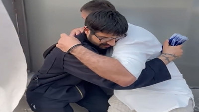 Sokakta kalem satan emekçiye yaptığı yardım ağlattı. İyi insanlar iyi ki var