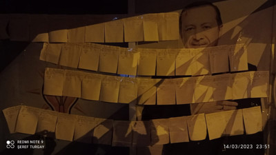 Dilekçelerini mandallarla ilçe başkanlığına astılar. AKP’de istifa depremi