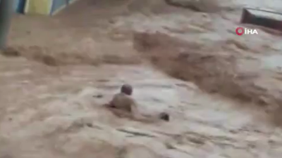 Şanlıurfa'da sel sularına kapılan adam böyle sürüklendi