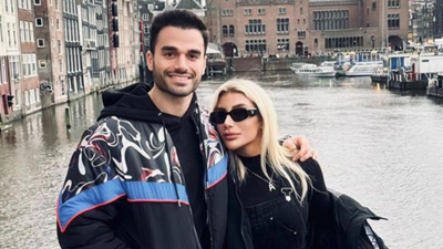 Ünlü şarkıcı sevgilisiyle çocukluk fotoğraflarını paylaştı. ''Aşk çocukluk fotoğraflarını bir araya getirmektir''