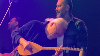 Cahiy Berkay ve Barış Atay'ın sahne dayanışması. Duygu dolu anlar yaşandı