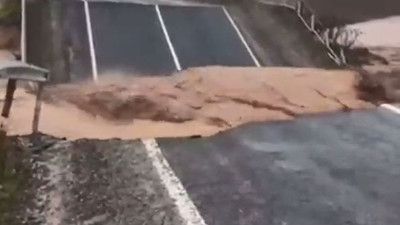 Övünülen yolların son hali. Sel ana yolu yuttu