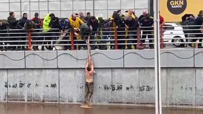 Sel sularından can pazarı. Hayatını uzatılan yangın hortumu kurtardı