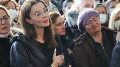 Manken Özge Ulusoy hukuk mücadelesinde ilk raundu kazandı. Trafik kazasında babası hayatını kaybetmişti