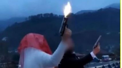 Gelin ile damat silahlarını ateşledi