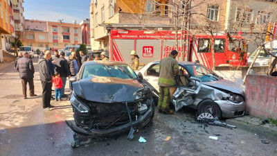 Ümraniye’de otomobilin çarptığı araç evin bahçesine daldı: 3 yaralı