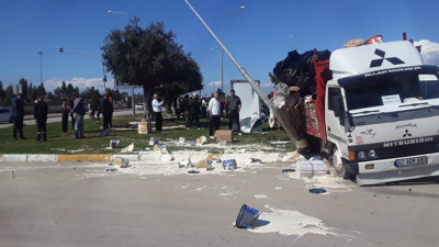 Okul servisi ile kamyon çarpıştı: 5 yaralı