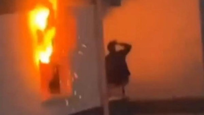 Evi alev alev yanarken balkona çıkıp, alkol almaya devam etti