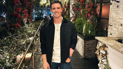 Ünlü fenomen ve model balkondan düşerek hayatını kaybetti .İntihar ettiği iddia ediliyor