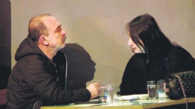 Ünlü oyuncu eşini aldatırken yakalandı. ''Fotoğrafları silerseniz para veririm'' diyerek ahlaksız teklifte bulundu