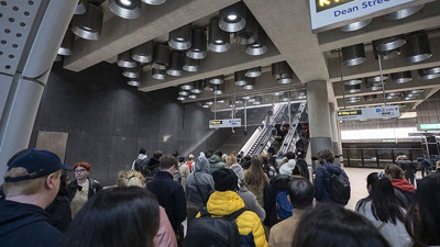 İngiltere'de yüz binlerce çalışan greve gitti