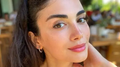 Oyuncu Özge Yağız'ın ablası güzelliği ile büyülüyor