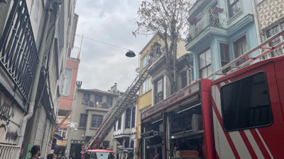 Kadıköy'de 2 katlı tarihi binada çıkan yangın söndürüldü