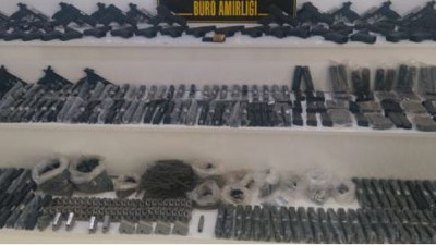 Silah kaçakçısının iş yeri cephanelik çıktı