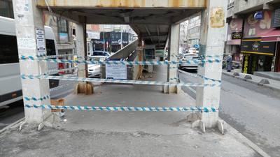 Kamyonun damperi üst geçide çarptı