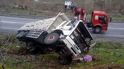 Siirt’te kamyon devrildi: 1 yaralı