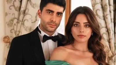 Kızılcık Şerbeti’nin Doğa'sı ve Fatih’inden aşk pozu! Dizi aşkı gerçek olmuştu