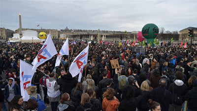 Anket: Fransızların yüzde 71'i hükümetin istifasını istiyor