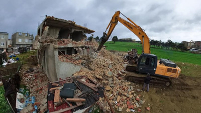 Kaçak yapılara kepçe darbesi