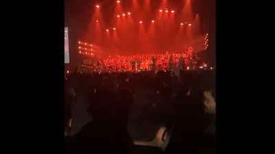 Ünlü şarkıcının konserinde 'Hükümet istifa' sesleri