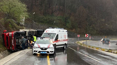 Hurda yüklü tır devrildi: 1 yaralı