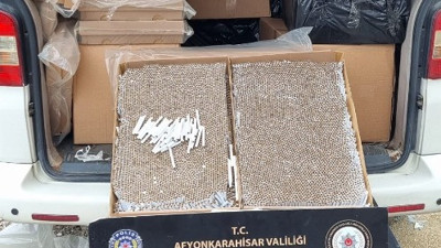 Afyonkarahisar'da 320 bin filtreli sigara kağıdıyla yakalanan 2 sürücü tutuklandı