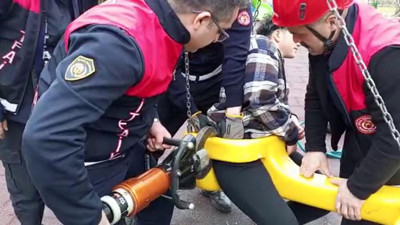 Gencin eğlenmek için bindiği salıncak adeta kabusu oldu