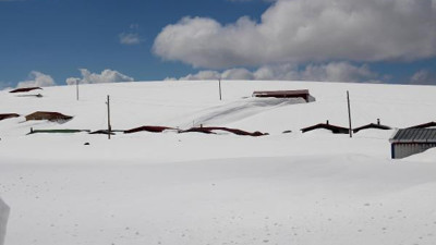 2 bin 581 rakımlı yaylada, evler kara gömüldü