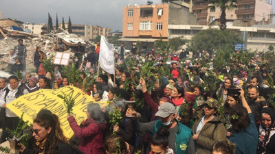 Hatay'da depremzedeler sokağa indiler. Hakkımızı helal etmiyoruz sloganları sokakları inletti