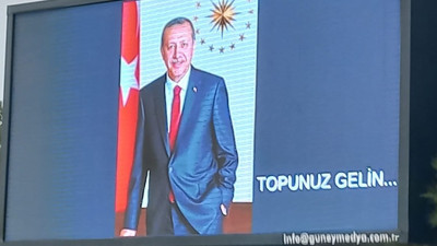 Ünlü gazeteci Akın Sel paylaştı. Cumhurbaşkanı Erdoğan’ın resmine yazılan ‘Topunuz Gelin’ sloganı tepki çekti
