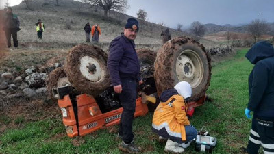 Devrilen traktörün altında kalan çiftçi hayatını kaybetti