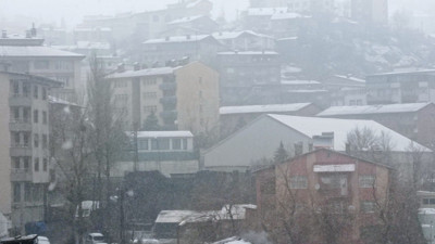 Hakkari'de karla karışık yağmur ve sis etkili oldu