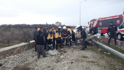 Kontrolden çıkan araç bariyerlere çarptı: 3 yaralı