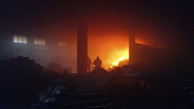 Yardım malzemelerinin bulunduğu depoda yangın