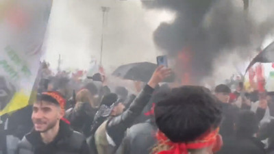 Nevruz kutlamasını terörün gövde gösterisine çevirdiler. HDP’nin düzenlediği etkinlikte bebek katili Öcalan lehine sloganlar atıldı