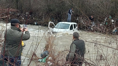 Dereden geçemediler araçta mahsur kaldılar