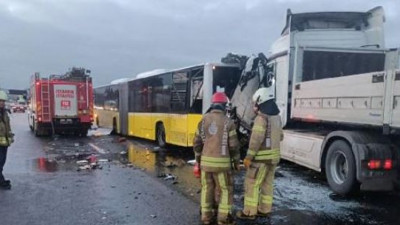 TIR İETT otobüsünü ve yol bakım aracını biçti